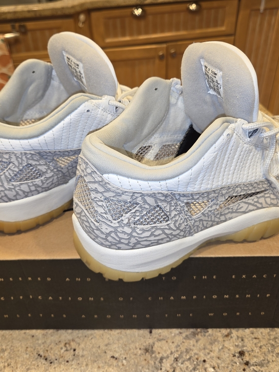Jordan\'s 11 IE Low 1996 main image 9